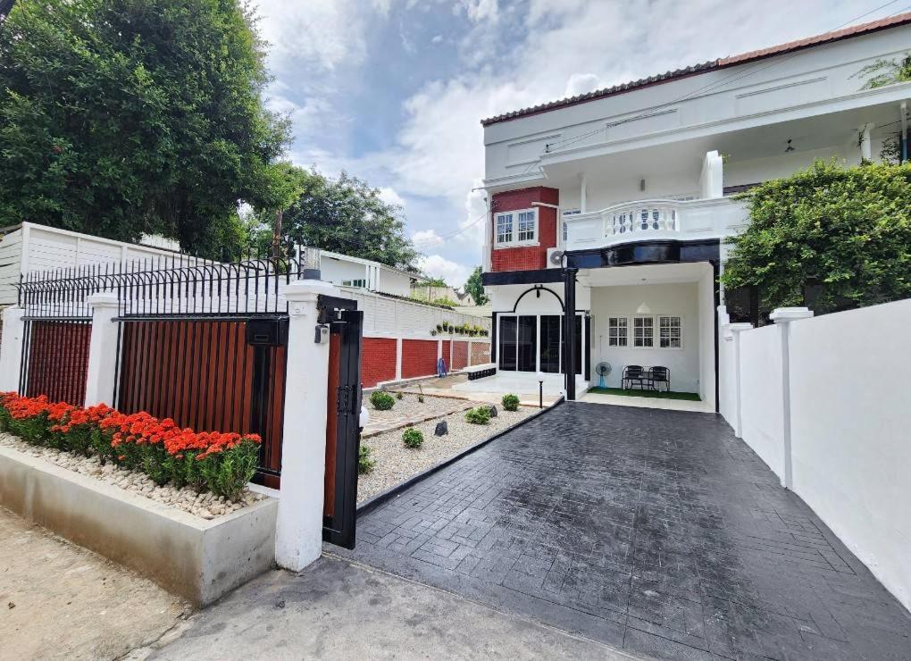 Boxsoon Nimman 2 # 4Beds 3Baths Villa Chiang Mai Eksteriør bilde